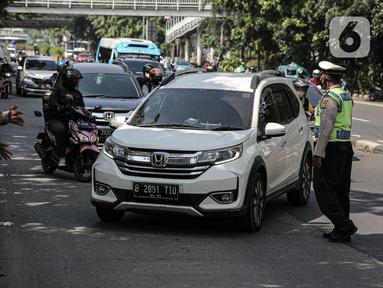 Polisi lalu lintas memberhentikan pengendara mobil saat Operasi Zebra Jaya 2022 di Jakarta, Selasa (4/10/2022). Operasi Zebra Jaya dilaksanakan pada tanggal 3 hingga 17 Oktober untuk menekan jumlah pelanggaran lalu lintas. (Liputan6.com/Faizal Fanani)