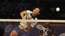 Pebulutangkis, Sony Dwi Kuncoro mengembalikan kok ke pebulutangkis USA Sattawat Pongnairat di turnamen BCA Indonesia Open Superseries Premier 2015 di Jakarta, Selasa (2/6/2015). Sony menang dengan skor 17-21, 21-13, 21-2. (Liputan6.com/Andrian M Tunay)