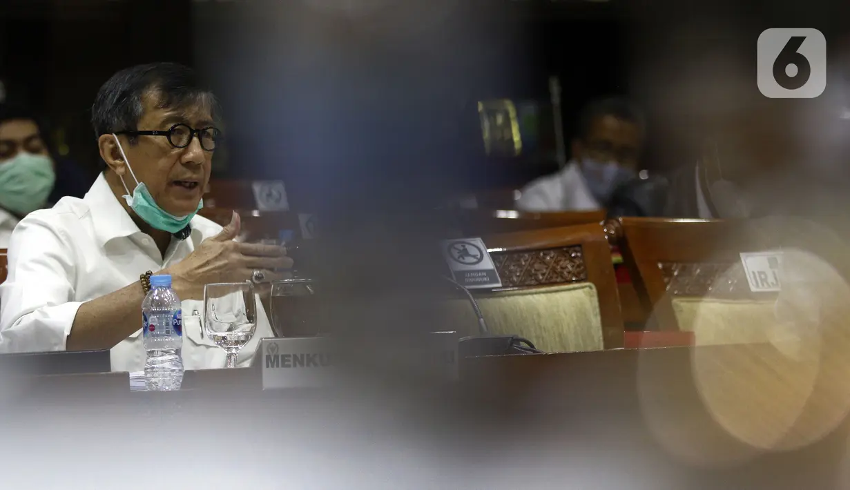 Menteri Hukum dan HAM Yasonna Laoly menyampaikan penjelasan kepada Komisi III DPR saat rapat kerja di Kompleks Parlemen, Jakarta, Senin (22/6/2020). Rapat membahas evaluasi pelaksanaan reformasi birokrasi dan pola manajemen pegawai di lingkungan Kementerian Hukum dan HAM. (Liputan6.com/Johan Tallo)