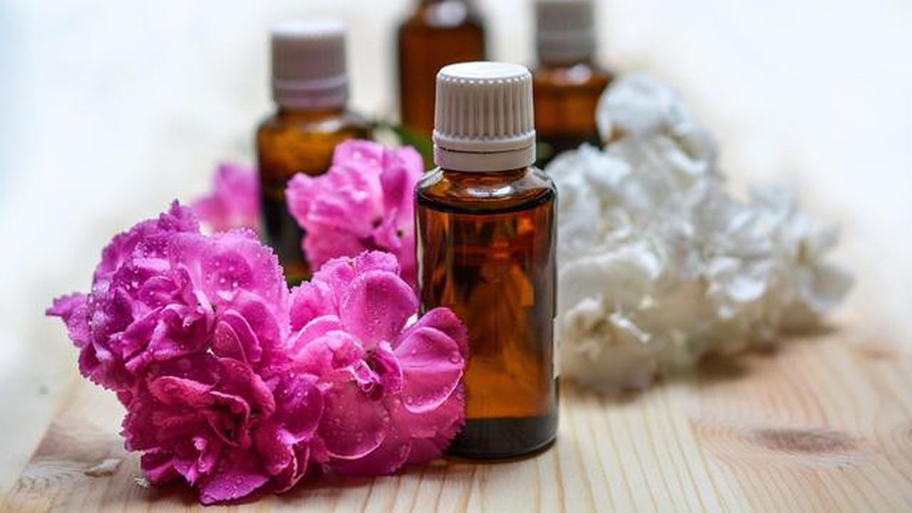 Ilustrasi Minyak Esensial / Essential Oil