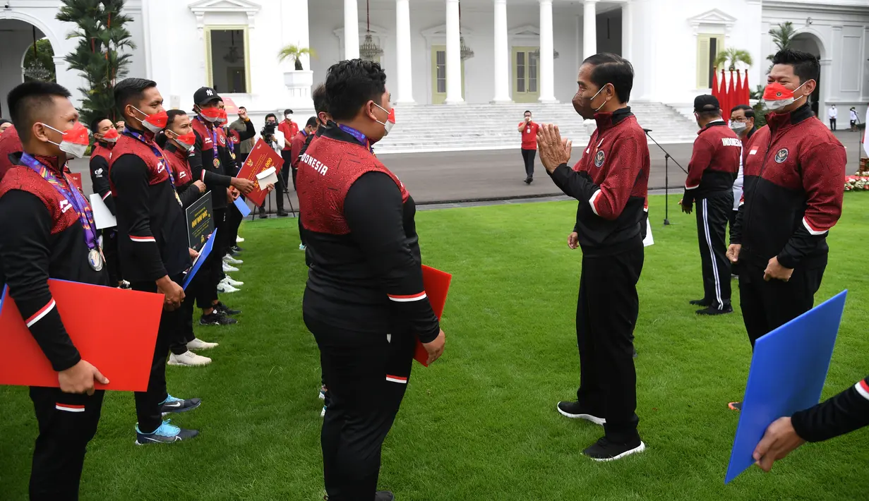 <p>Presiden Joko Widodo menyapa sejumlah atlet saat upacara penyerahan bonus atlet SEA Games ke-31 Vietnam di Halaman Istana Merdeka, Jakarta, Senin (13/6/2022). Presiden menyerahkan total bonus kepada seluruh atlet sebesar Rp130,5 Miliar sementara untuk pelatih dan asisten pelatih sebesar Rp32 Miliar. (FOTO: Lukas - Biro Pers Sekretariat Presiden)</p>