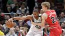 Pebasket Chicago Bulls, Lauri Markkanen, berusaha melewati pebasket Boston Celtics, Al Horford, pada laga NBA di Stadion United Center, Selasa (6/3/2018). Celtics menang 105-89 atas Bulls. (AP/Charles Rex Arbogast)