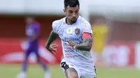 Striker Bali United, Stefano Lilipaly saat melawan Persita Tangerang dalam laga matchday ke-3 Grup D Piala Menpora 2021 di Stadion Maguwoharjo, Sleman, Jumat (2/4/2021). Bali United bermain imbang 1-1 dengan Persita. (Bola.com/M Iqbal Ichsan)
