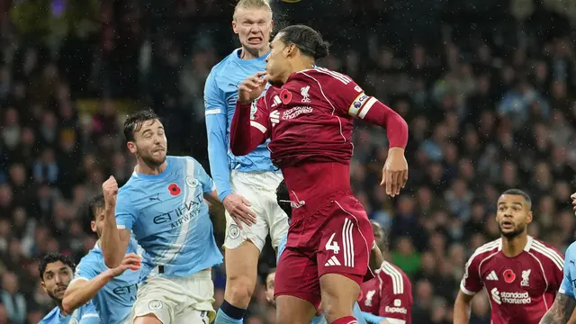 Duel udara Virgil van Dijk dengan Erling Haaland di laga Manchester City vs Liverpool di pekan ke-11 Liga Inggris 2025/2026 di Etihad Stadium, Minggu (09/11/2025). (AP Photo/Jon Super)