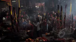 Warga Tionghoa melakukan peribadatan menyambut Tahun Baru Imlek 2015 di Vihara Dharma Bakti, Petak Sembilan, Jakarta, Kamis (19/2). Warga memanjatkan doa agar mendapat berkah yang lebih baik di tahun Kambing Kayu tersebut. (Liputan6.com/Andrian M Tunay)