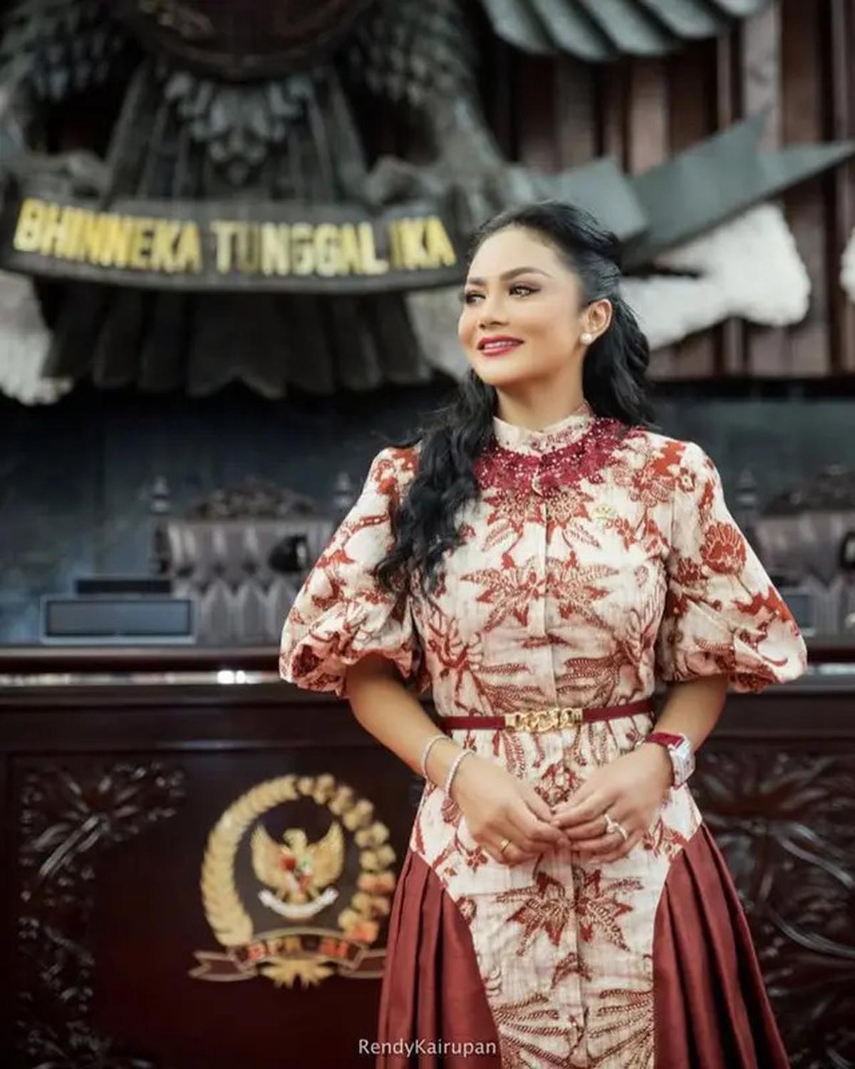 8 Inspirasi Batik dan Kebaya Merah Putih ala Kris Dayanti, Cocok untuk Hari Kemerdekaan 17 Agustus 1945 HUT RI ke-80