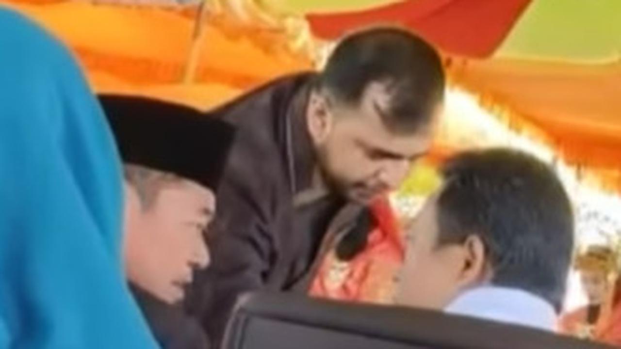 Dalam keterangan tertulisnya, Bupati Afrizal Sintong menyampaikan permohonan maaf atas peristiwa tersebut.