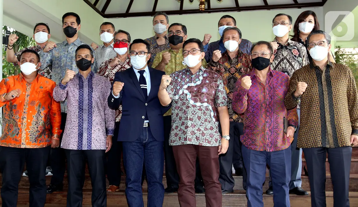 Gubernur Jawa Barat Ridwan Kamil dan Pengurus Kadin foto bersama usai pertemuan di Gedung Pakuan Bandung, Jabar, Selasa (8/3/2021). Ridwan Kamil mendoakan dan mendukung Anindya Bakrie menjadi ketua umum menggantikan Rosan Roeslani. (Liputan6.com/HO/Alwi)