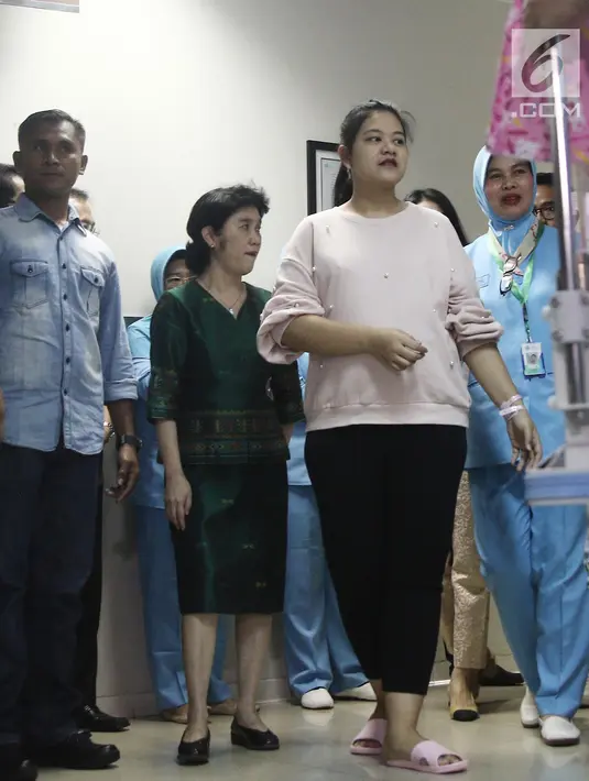 Putri Presiden Joko Widodo atau Jokowi, Kahiyang Ayu saat akan melakukan jumpa pers di RS YPK Mandiri, Jakarta, Jumat (3/8). Anak pertama pasangan Kahiyang dan Bobby lahir pada 1 Agustus 2018. (Liputan6.com/Herman Zakharia)