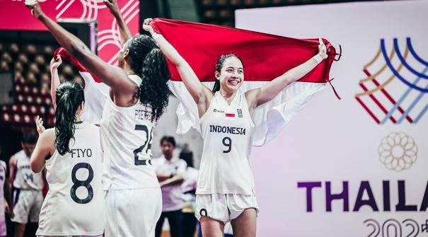Timnas basket 3x3 putri Indonesia berhasil mengukir sejarah di SEA Games 2025. Untuk pertama kalinya Indonesia merebut medali emas. Agustin Gradita Retong dan kawan-kawan menjadi juara usai menang 20-18 atas tuan rumah Thailand di laga final yang berlangsung di Stadion Nimibutr, Bangkok, Kamis (11/12/2025) petang WIB. (Dok. Perbasi/Ariya Kurniawan)