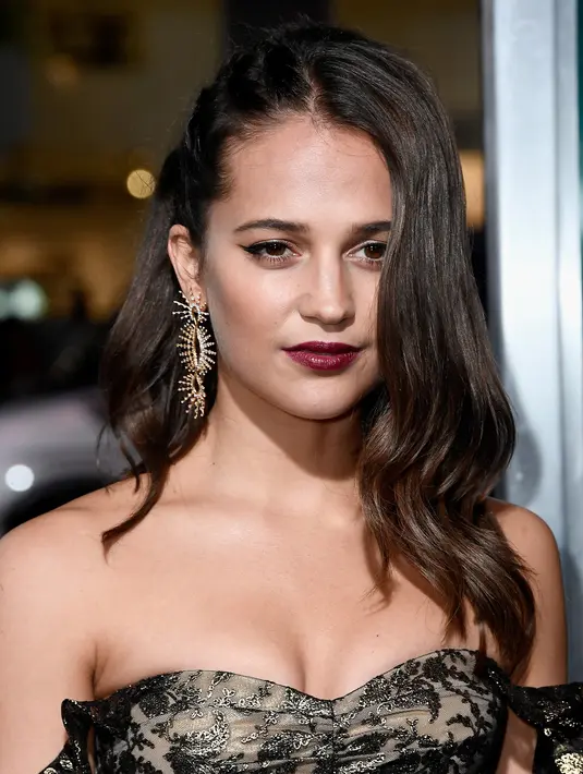 Aktris Alicia Vikander saat menghadiri pemutaran perdana film Tomb Raider di TCL Chinese Theatre, Hollywood, California (12/3). Aktris dan penari Swedia ini berperan sebagai Lara Croft di film terbarunya Tomb Raider. (Frazer Harrison / Getty Images / AFP)