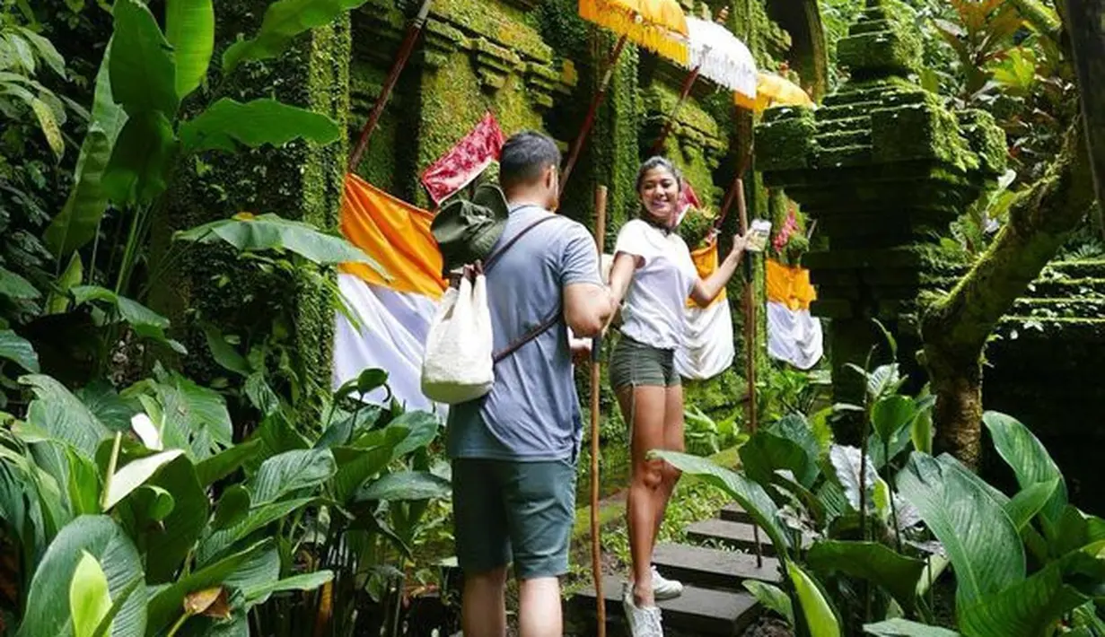 Menghabiskan waktu berlibur sambil menjelajah alam, ia tampak begitu kasual dengam t-shirt dan juga celana pendek bernuansa hijau. Paduan sneakers menjadi alas kaki penyempurna yang nyaman saat dikenakan. (Instagram/ Naysilla Mirdad)