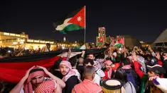 Suporter Yordania merayakan kemenangan tim mereka atas Korea Selatan pada semifinal Piala Asia 2023 di Stadion Ahmad Bin Ali di Al-Rayyan, Doha, pada 6 Februari 2024. (Giuseppe CACACE/AFP)