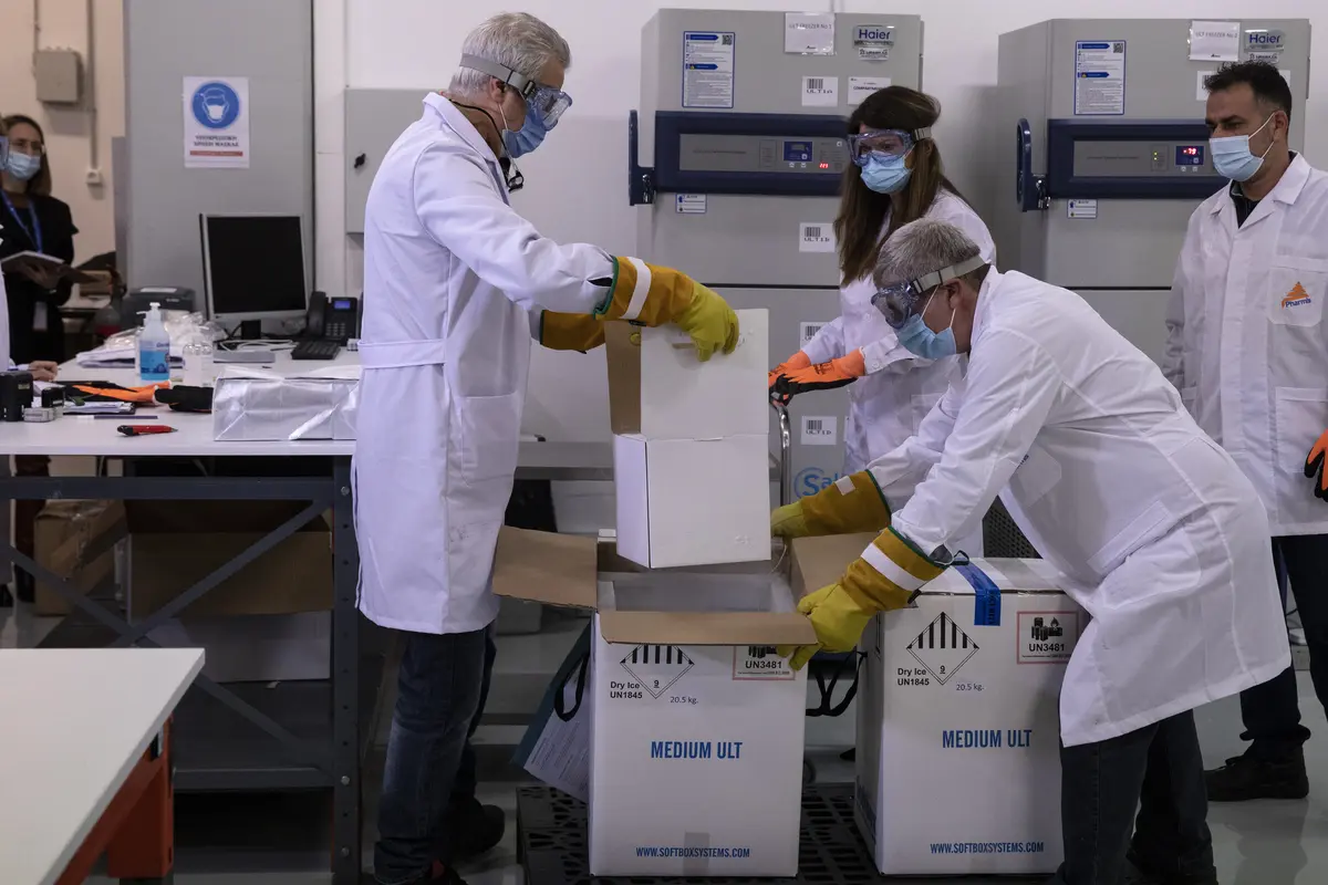Vaksin COVID-19 buatan Pfizer tiba di Yunani