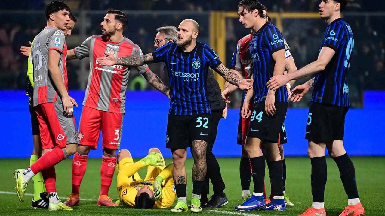 FOTO: Kiper Timnas Indonesia Emil Audero Jadi Korban Insiden Flare di Laga Cremonese Kontra Inter Milan