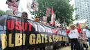 Massa menggelar aksi teatrikal dan membentangkan spanduk saat berunjuk rasa di depan Gedung KPK, Jakarta, Rabu (17/7). Massa menuntut KPK segera menuntaskan kasus mega skandal BLBI dan Century. (Merdeka.com/Dwi Narwoko)