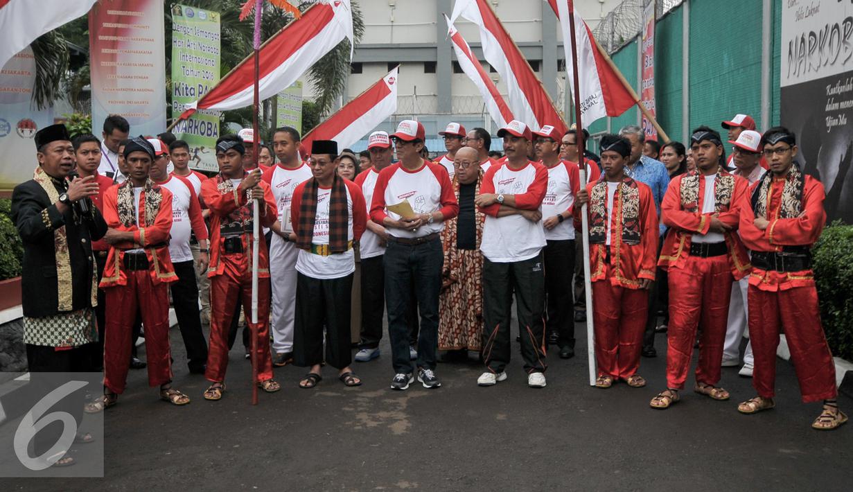 Menkumham Yasonna Laoly saat tiba di LP Klas IIA Narkotika Cipinang, Jakarta, Senin (15/8). Kedatangan Yasonna untuk membuka peringatan  HUT RI ke-71 di Lapas Cipinang. (Liputan6.com/Yoppy Renato)