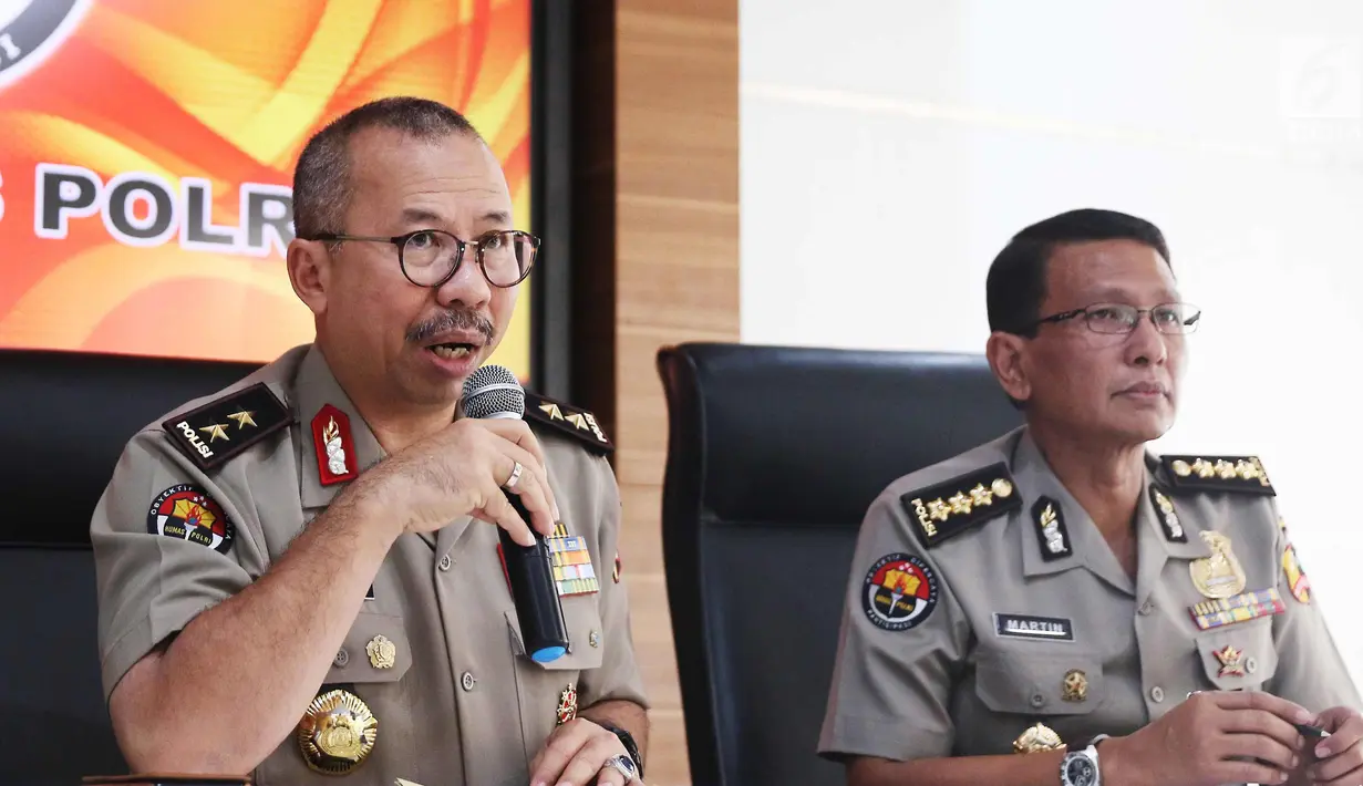 Kadiv Humas Mabes Polri Irjen Setyo Wasisto (kiri) memberi keterangan saat rilis terkait dua teroris di Bima di Mabes Polri, Jakarta, Selasa (31/10). Tim Densus 88 antiteror telah mengamankan sejumlah barang bukti. (Liputan6.com/Angga Yuniar)