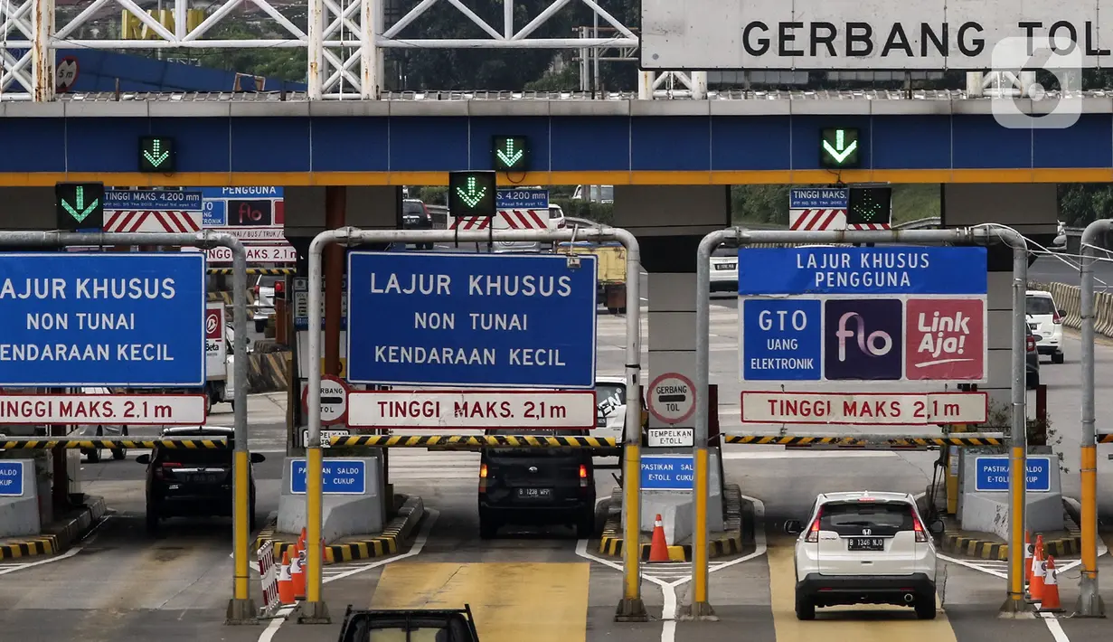 Kendaraan melintasi Gerbang Tol Pondok Ranji di Tangerang Selatan, Banten, Senin (18/1/2021). Kenaikan tarif jalan tol lingkar luar Jakarta (JORR) sebesar Rp 500 - Rp 1.500. (Liputan6.com/Johan Tallo)