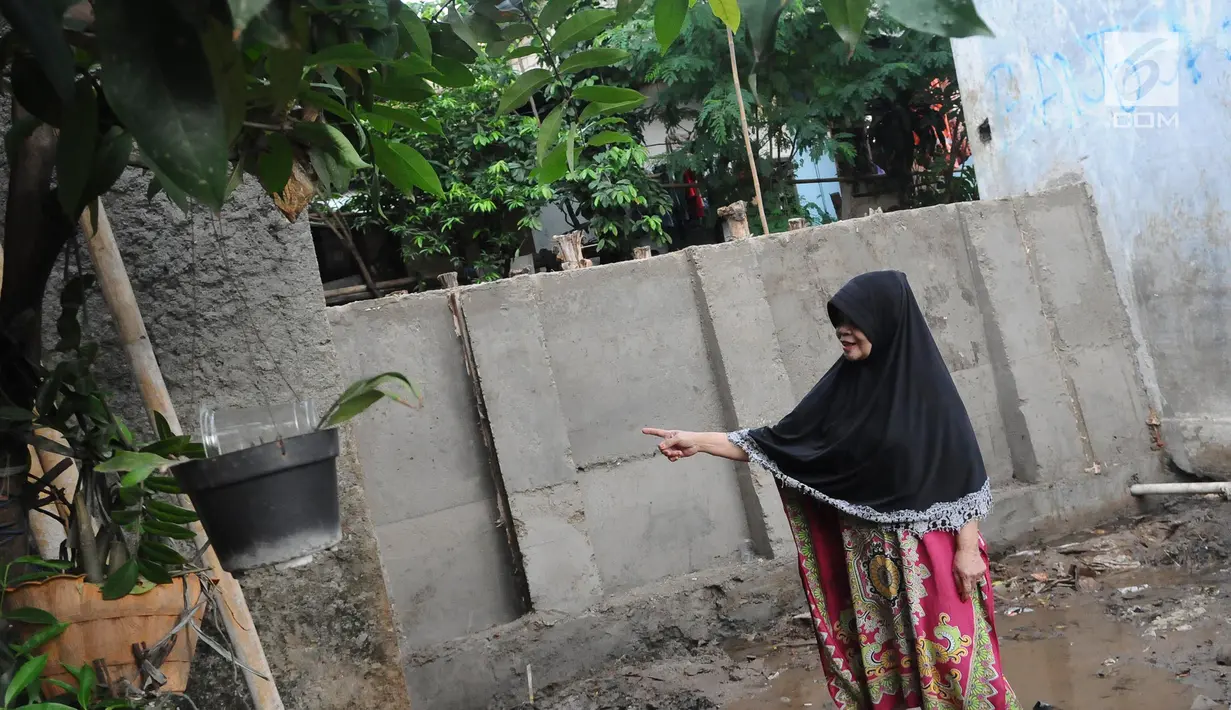 Warga berada di kawasan Tanggul RT004 RW 006, Jatipadang, Jakarta, Selasa(29/1). Tanggul permanen  di RT 004 RW 006 Kelurahan Kali Pulo, Jatipadang, Pasar Minggu, Jakarta Selatan, rampung dibangun. (Liputan6.com/Herman Zakharia)
