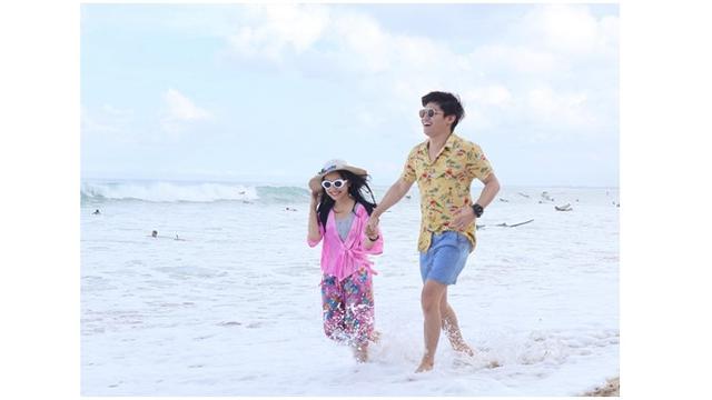 Keduanya pun terlihat bahagia saat menikmati keindahan pantai Kuta, Bali.