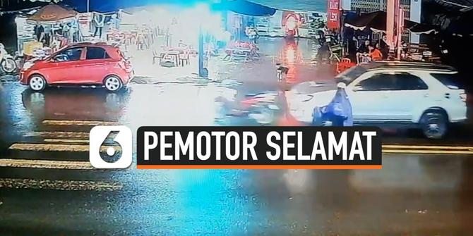 VIDEO: Detik-Detik Pemotor Selamatkan Diri Dari Kecelakaan di Lampu Merah