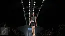 Model membawakan busana perancang Tex Saverio dalam Jakarta Fashion Week (JFW) 2016 di Jakarta, Sabtu (24/10/2015). Tex Saverio sendiri adalah perancang busana asal Indonesia yang karyanya sudah dikenal di dunia mode. (Liputan6.com/Immanuel Antonius)