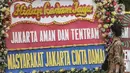 Deretan karangan bunga yang dipajang di depan Markas Kodam Jaya, Jakarta, Senin (23/11/2020). Ratusan karangan bunga dikirim masyarakat sebagai bentuk dukungan terhadap TNI dan Polri atas tindakan tegas kepada pelanggar protokol kesehtan Covid-19. (merdeka.com/Iqbal S Nugroho)