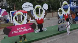 Seorang anak melihat-lihat replika maskot Asian Para Games 2018 di zona festival di Kompleks Stadion Gelora Bung Karno, Jakarta, Rabu (10/10). Zona ini dibuka seiring perhelatan Asian Para Games 2018, 6-13 Oktober. (Liputan6.com/Helmi Fithriansyah)