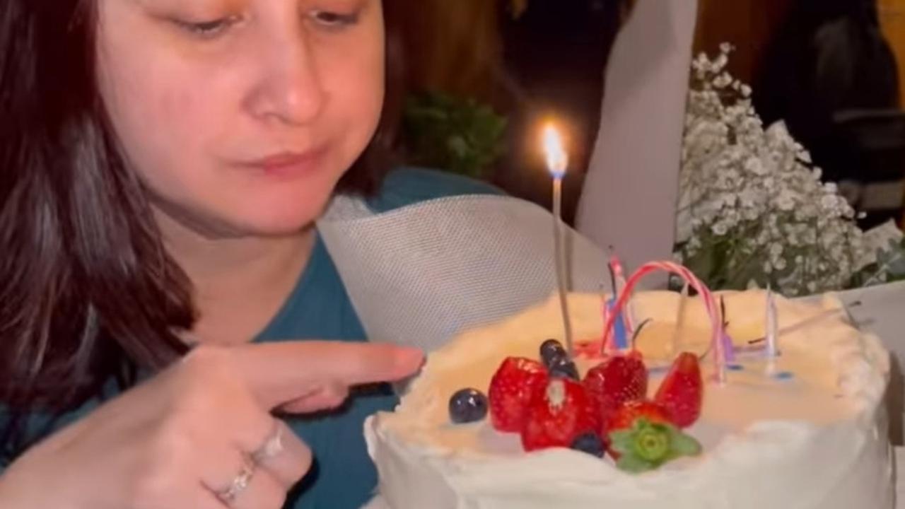 Mona Segera Mencoba Kue Ulang Tahun
