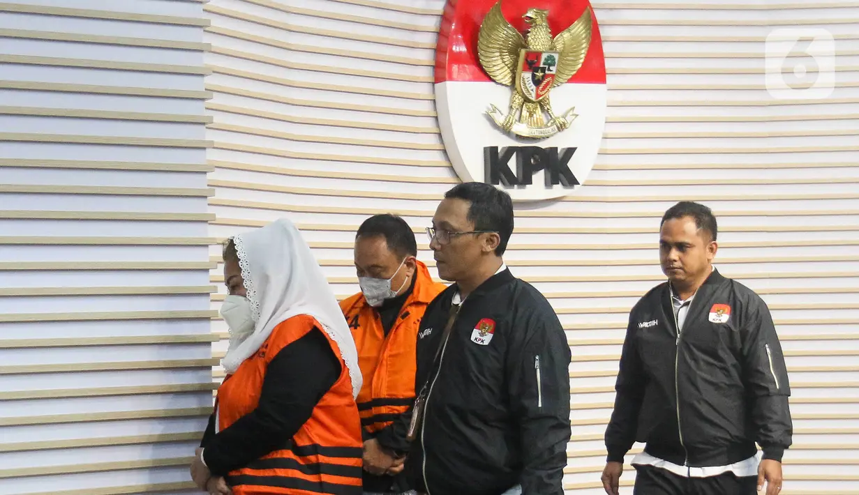 Sebelumnya, terkait dengan perkara ini, KPK sudah mengamankan sejumlah barang bukti mulai dari dokumen APBD 2023-2024 serta pengadaan masing-masing dinas, hingga uang pecahan rupiah dan euro. (Liputan6.com/Herman Zakharia)