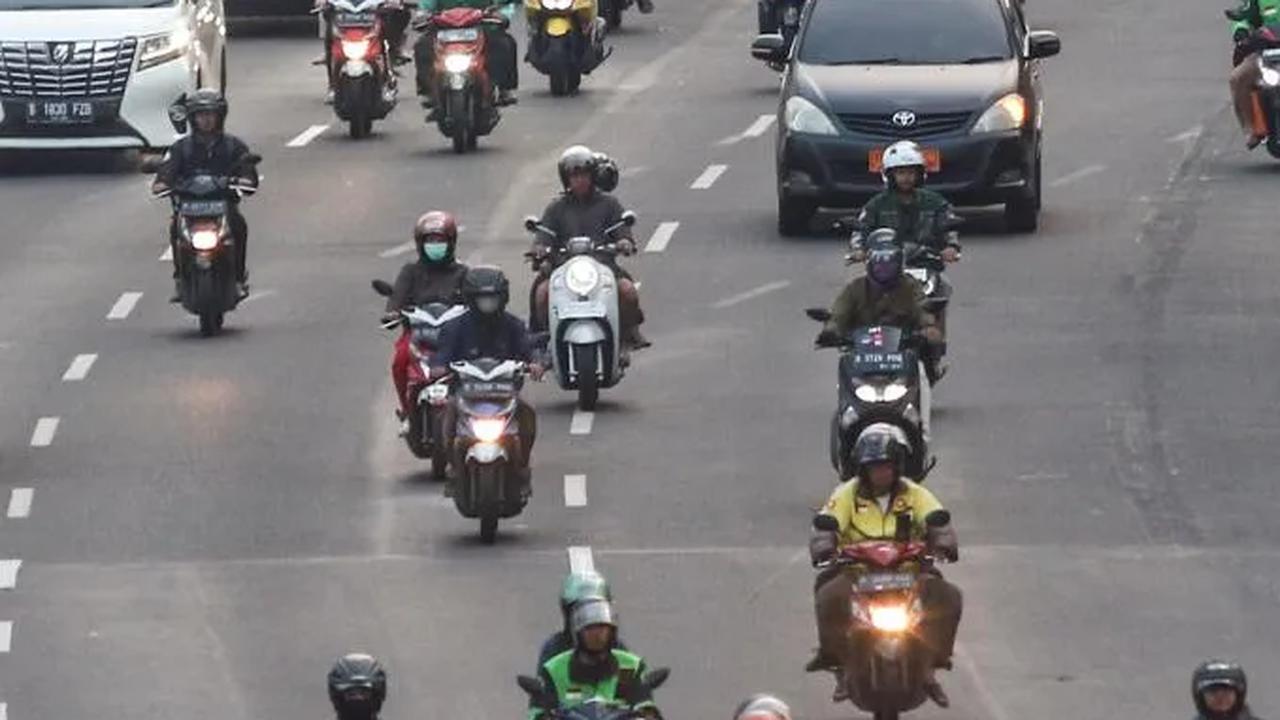 Aturan ini baru akan diterapkan setelah Pemprov DKI Jakarta melakukan kajian terhadap usulan Kapolri Sigit soal penerapan ganjil genap untuk sepeda motor.<br>