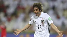 Penyerang Jepang, Junya Ito melakukan selebrasi usai mencetak gol ke gawang Oman pada pertandingan kualifikasi Piala Dunia FIFA Qatar 2022 di Sultan Qaboos Sports Complex, Muscat, Oman, Rabu (17/11/2021). Jepang menang tipis atas Oman 1-0. (AP Photo/Kamran Jebreili)