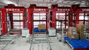 Barang-barang yang diangkut di gudang cerdas di kawasan industri logistik yang berada di Qingdao, Provinsi Shandong, China, 5 Agustus 2020. Gudang cerdas yang menggunakan robot, otomatisasi, dan teknologi kecerdasan buatan (AI) itu mulai beroperasi pada musim panas ini. (Xinhua/Liang Xiaopeng)