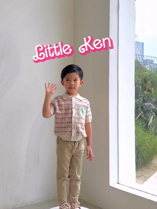 Putra sulungnya, Arthur berperan sebagai Little Ken dengan kemeja knitwear dan celana khaki [@tiffanysoetanto]