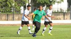 Pelatih Timnas Indonesia U-17, Bima Sakti, memimpin sesi latihan di Lapangan A Senayan, Jakarta, Kamis (20/7/2023).(Bola.com/M Iqbal Ichsan)