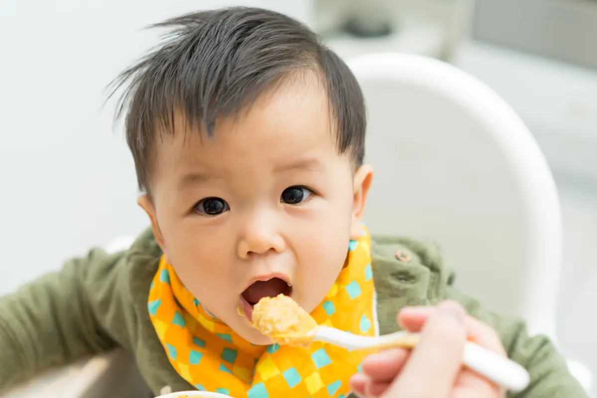 anak kecil makan