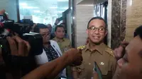 Anies Baswedan menyambangi RS Siloam untuk menjenguk korban ambruknya balkon BEI (Liputan6.com/ Hanz Jimenez Salim)