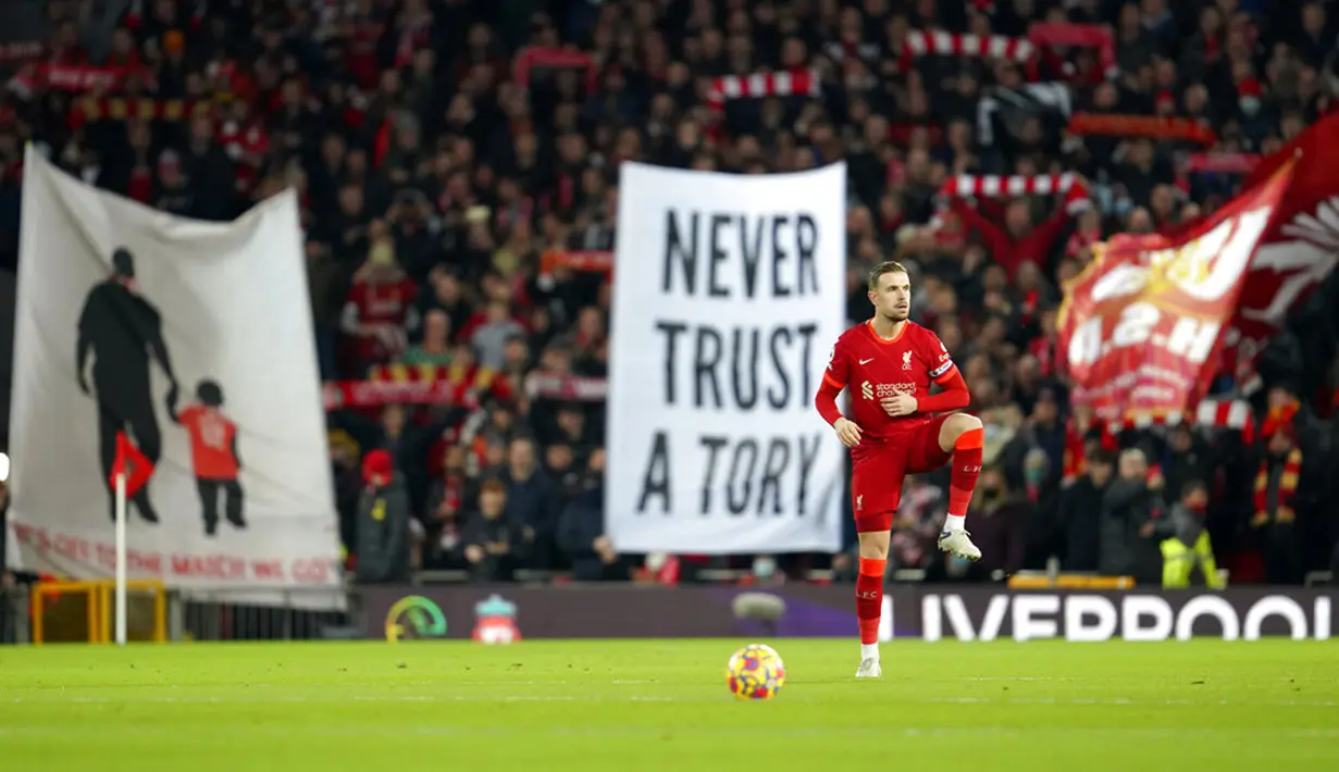 Pemain Liverpool Jordan Henderson mengontrol bola saat melawan Newcastle United pada pertandingan sepak bola Liga Inggris di Stadion Anfield, Liverpool, Inggris, 16 Desember 2021. Liverpool menang 3-1. (AP Photo/Jon Super)