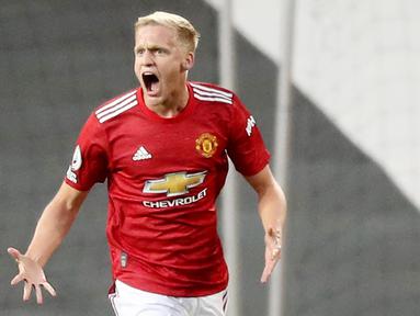 Donny van de Beek - Mantan bintang Ajax Amsterdam ini paling merasa kecewa dengan Ole Gunnar Solskjaer. Pernah diiming-imingi Ole mendapat jam bermain lebih banyak, namun nyatanya van de Beek baru memperoleh kesempatan bermain selama 16 menit di Liga Inggris musim ini. (AFP/Martin Rickett/Pool)