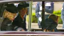 Putri Wales Kate berbicara dengan Permaisuri Camilla dalam mobil setelah pemakaman Ratu Elizabeth II di Westminster Abbey, London, Inggris, 19 September 2022. Kate Middleton tetap dekat dengan Pangeran George (9) dan Putri Charlotte (7) sepanjang pemakaman. (AP Photo/Emilio Morenatti,Pool)