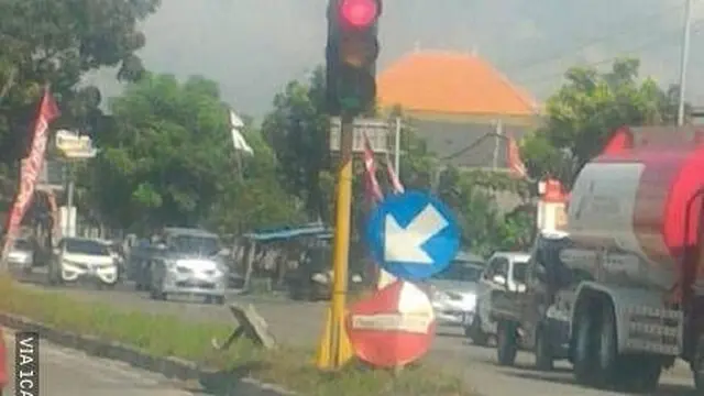 6 Potret Rambu Peringatan Nyeleneh di Lampu Lalu Lintas Ini Bikin Bingung