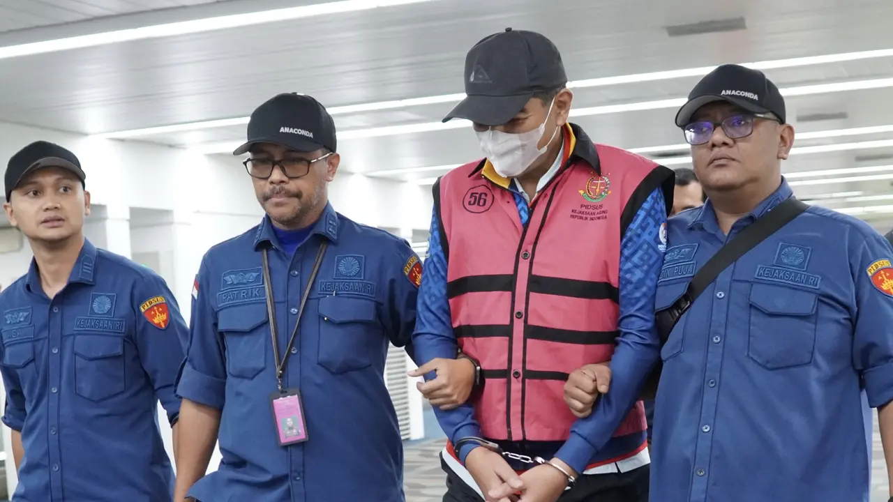 Kejaksaan Agung (Kejagung) melimpahkan Tahap II terhadap eks Direktur PT Timah Alwin Albar (AA) yang merupakan tersangka kasus korupsi komoditas timah, berikut barang buktinya ke Kejaksaan Negeri Jakarta Selatan (Kejari Jaksel).