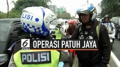 Seorang pengendera sepeda motor nyaris berkelahi dengan polisi saat razia dalam rangkaian operasi Patuh Jaya 2019.