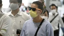Pelari cepat Olimpiade Belarusia, Krystsina Tsimanouskaya (tengah) tiba di Bandara Narita di Narita, timur Tokyo, Rabu (4/8/2021). Dia mencari perlindungan kepada polisi Jepang di Bandara Haneda Tokyo dan mengatakan dia dipaksa kembali ke Belarus karena mengkritik pelatihnya. (Kyodo News via AP)