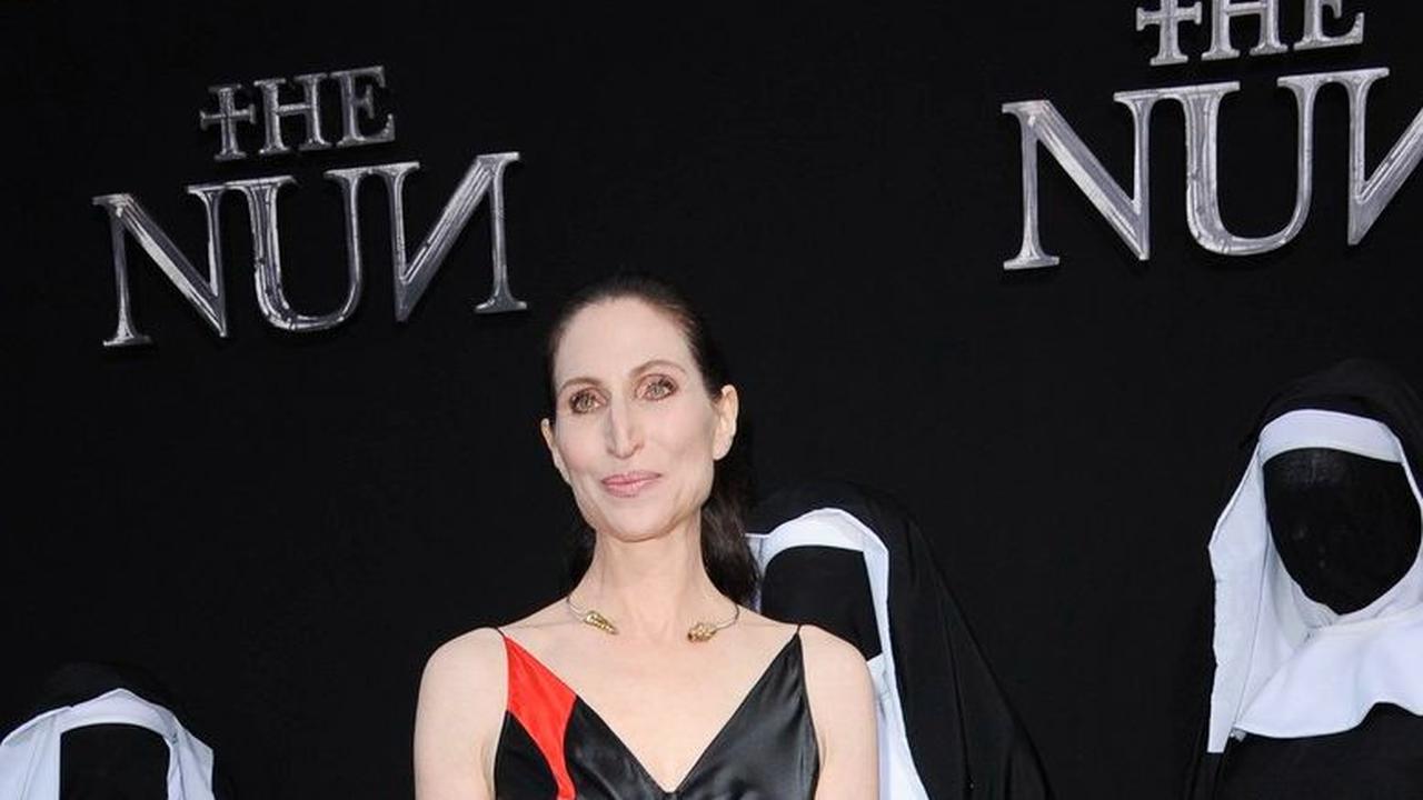 8 Potret Aktris Bonnie Aarons yang Memerankan Valak di 'The Nun 2