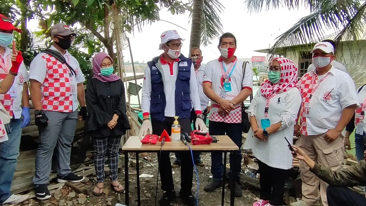 Sandiaga Uno bersama Ketua Umum Solidaritas Merah Putih Sylvester Matutina di acara bagi sembako gratis di Depok (Ist).