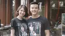 Pemain film Terbang Menembus Langit Laura Basuki dan Dion Wiyoko berpose untuk difoto usai jumpa pers film dikawasan Jakarta, Senin (16/4). (Liputan6.com/Faizal Fanani)