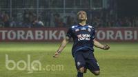 Striker Arema FC, Cristian Gonzales merayakan gol yang ia cetak ke gawang Semen Padang pada leg kedua semifinal Piala Presiden 2017. (Bola.com/Vitalis Yogi Trisna)