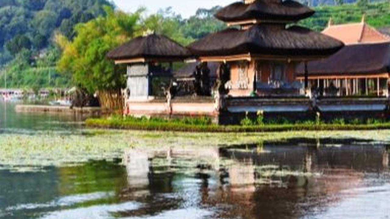 Asri menyebut Randi pertama kali bertemu Veronica dan keluarganya saat berlibur di Pulau Dewata. Ketika itu dia yang menjadi pemandu wisatanya.